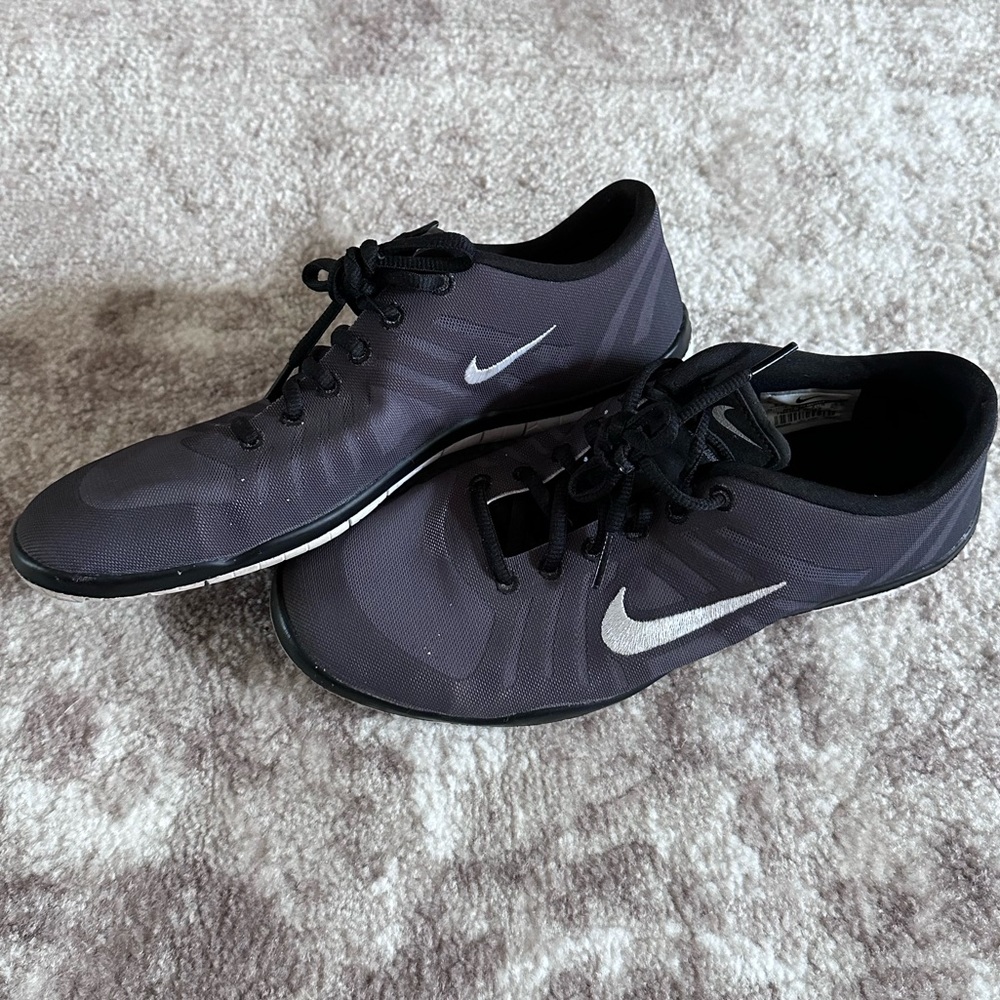 Women’s black Nike tennis shoes | 8.5